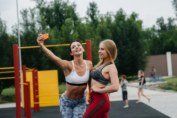 Sportieve Sexy Meisjes Nemen Selfies Buiten Fitness Gezonde Levensstijl — Stockfoto