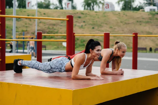 Sportif Seksi Kızlar Açık Havada Barda Dikiliyorlar Fitness Sağlıklı Yaşam — Stok fotoğraf