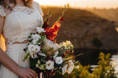 Şaşırtıcı derecede güzel ve şık bir düğün buketi gelini kendine yakın tutar. Çiçekçi