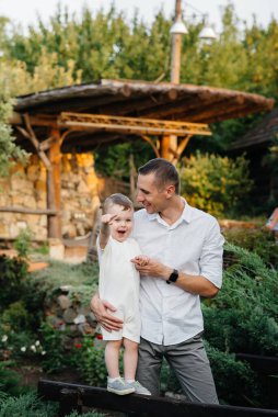 Baba ve oğul gün batımında parkta yürüyorlar. Mutluluk. Aşk