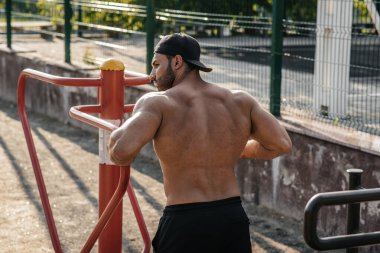 Spor sahasında antrenman yapan bir fitness sporcusu. Sağlıklı yaşam tarzı