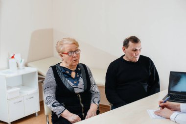 Bir kaç yaşlı insan bir tıp merkezinde kişisel doktor randevusunda. İlaç ve sağlık hizmetleri