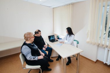 Bir kaç yaşlı insan bir tıp merkezinde kişisel doktor randevusunda. İlaç ve sağlık hizmetleri