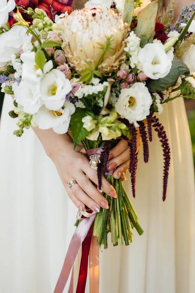 驚くほど美しくスタイリッシュな結婚式の花束は 花嫁のクローズアップを保持しています フロリスティック — ストック写真