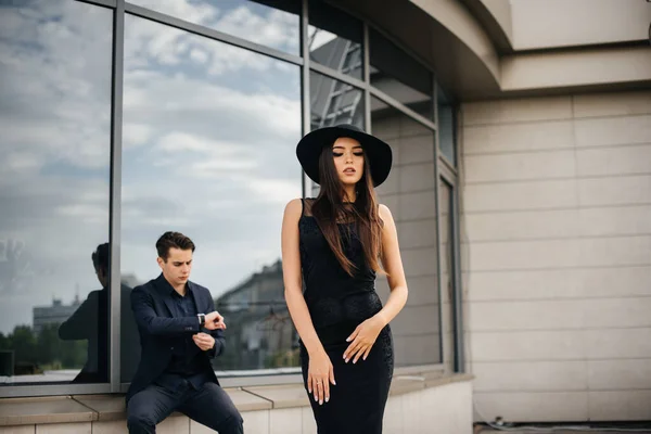 Hermoso Elegante Par Jóvenes Vestidos Negro Gafas Colocan Sobre Fondo —  Fotos de Stock