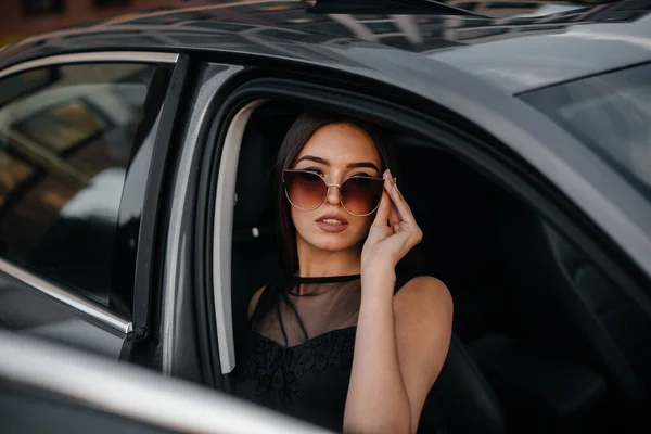 Elegante Chica Joven Sentada Coche Clase Ejecutiva Vestido Negro Moda — Foto de Stock