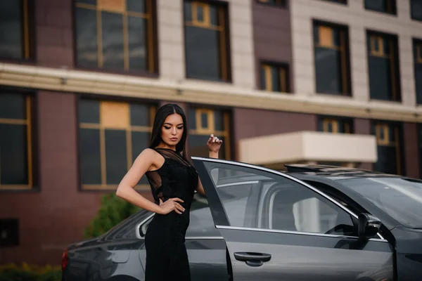 Menina Elegante Fica Perto Carro Vestido Preto Moda Estilo Negócios — Fotografia de Stock