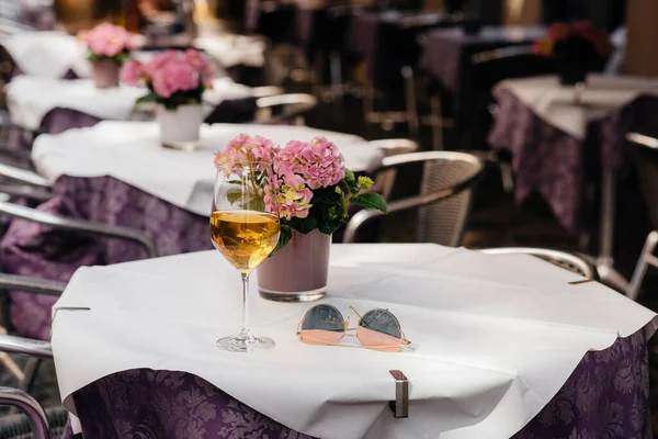 Una Copa Vino Mesa Una Hermosa Cafetería Centro Europa Descanso —  Fotos de Stock