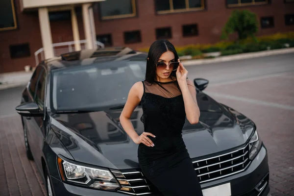 Стильна Молода Дівчина Стоїть Біля Машини Чорній Сукні Бізнес Мода — стокове фото