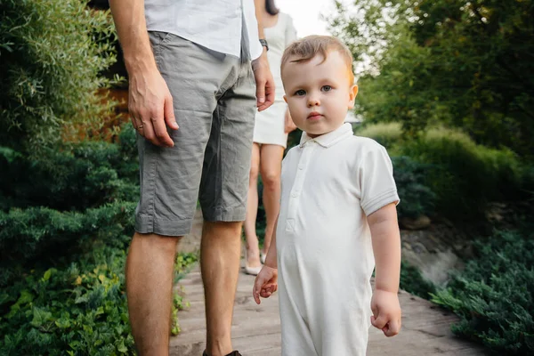 Padre Figlio Passeggiano Nel Parco Tramonto Felicità Amore — Foto Stock