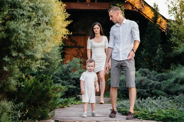 Famiglia Felice Con Figlio Che Passeggia Nel Parco Tramonto Felicità — Foto Stock