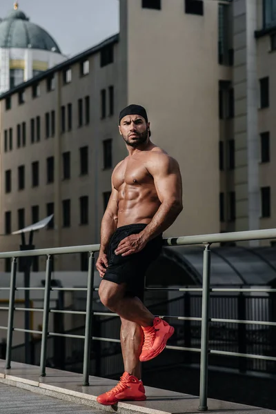 Sexy Athletin Saugt Und Posiert Oben Ohne Europa — Stockfoto