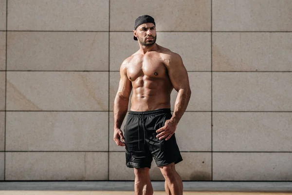 Sıcak güneşte üstsüz poz veren seksi adam. Fitness. Yaşam biçimi