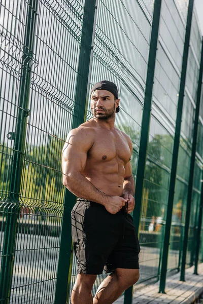 Sexy Fitness Sportlerin Posiert Oben Ohne Auf Einem Sportplatz Fitness — Stockfoto