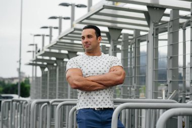 Bir sporcu, stadyumun yakınında durup yürüyüş yapmaktan zevk alır. Yaşam biçimi