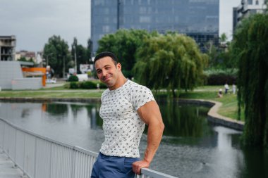 Sportif bir adam ayağa kalkar ve yürüyüş yapar, dinlenir. Yaşam biçimi