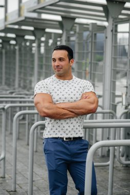 Bir sporcu, stadyumun yakınında durup yürüyüş yapmaktan zevk alır. Yaşam biçimi