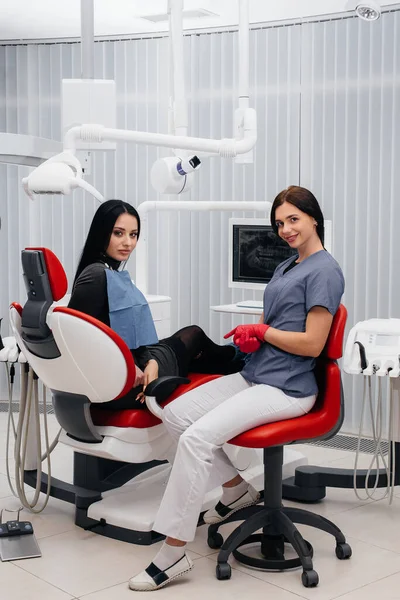 Dentista Mostra Uma Imagem Dos Dentes Paciente Informa Tratamento Necessário — Fotografia de Stock