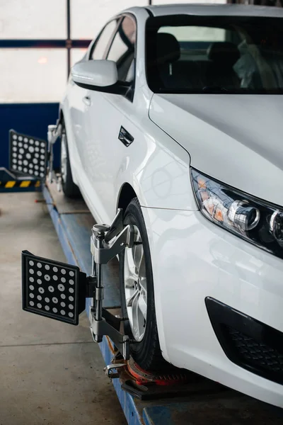 Het Instellen Aanpassen Van Camber Het Voertuig Benzinestation — Stockfoto