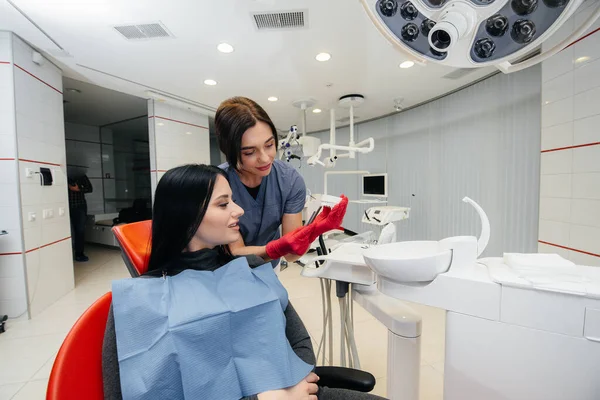 Doctor Shows Cast Patient Jaw Dentistry — Stock Photo, Image