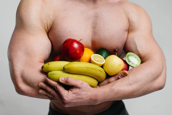 英俊性感的男人在白色的背景上摆着亮晶晶的水果 健康饮食 — 图库照片