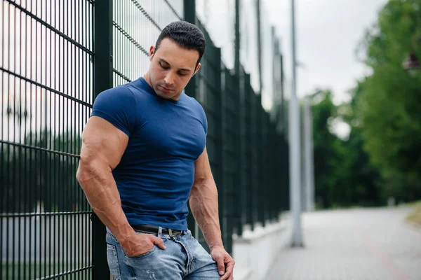 Sports Guy Stands Sports Field Bodybuilding — Stock Photo, Image