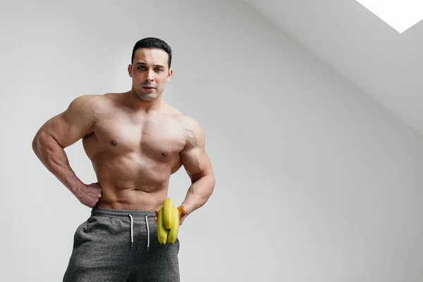 Ein Sportlicher Typ Steht Mit Bananen Auf Weißem Grund Ernährung — Stockfoto