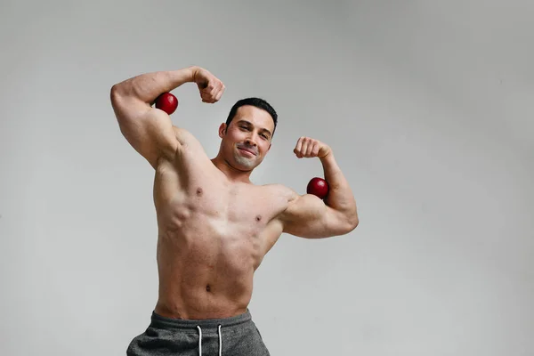 Deportivo Chico Sexy Posando Sobre Fondo Blanco Con Frutas Brillantes — Foto de Stock