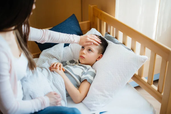 Uma Mãe Cuida Seu Filho Que Tem Febre Febre Doenças — Fotografia de Stock