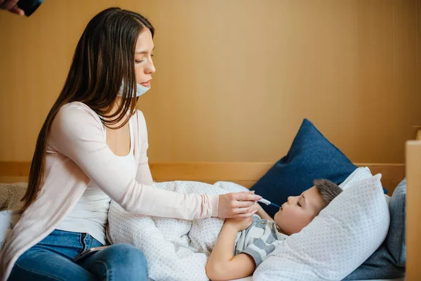 Een Moeder Zorgt Voor Haar Kind Dat Koorts Koorts Heeft — Stockfoto