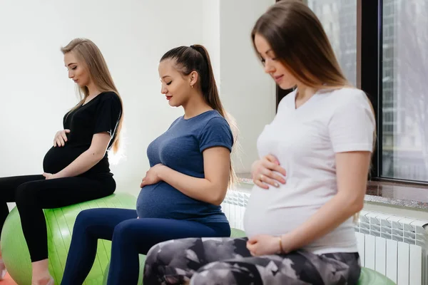 Grupo Madres Embarazadas Jóvenes Dedican Pilates Deportes Pelota Club Fitness — Foto de Stock