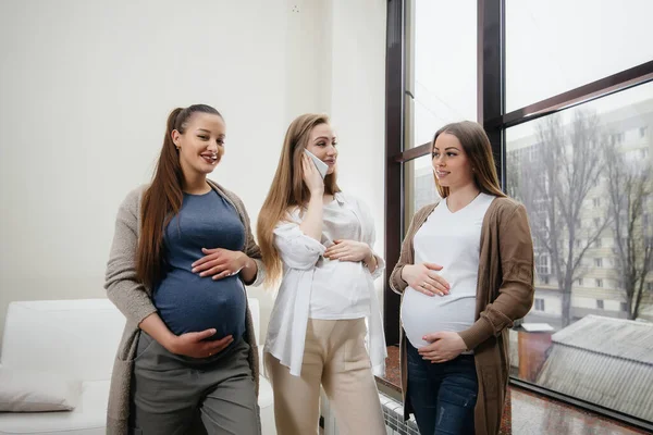 Skupina Mladých Těhotných Dívek Komunikuje Prenatální Třídě Péče Konzultace Těhotnými — Stock fotografie