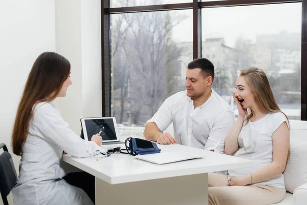 Mladý Pár Který Čeká Dítě Aby Poradilo Gynekologem Ultrazvuku Těhotenství — Stock fotografie