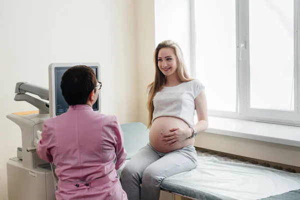 Těhotná Dívka Doporučena Lékařem Ultrazvuku Klinice Lékařské Vyšetření — Stock fotografie