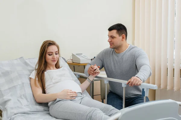 Gravid Flicka Kliniken För Samråd Med Den Blivande Fadern Läkarundersökning — Stockfoto
