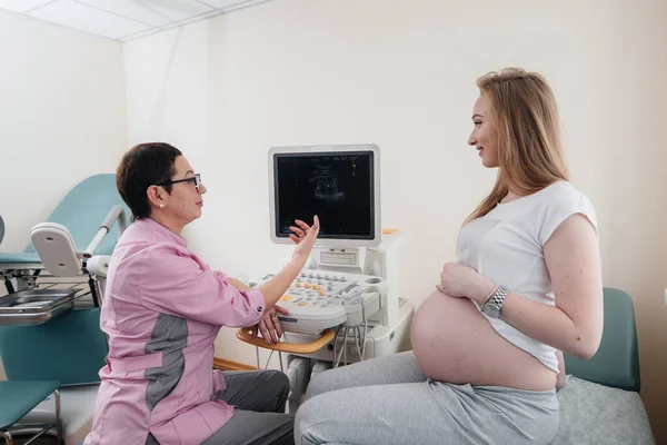 一个怀孕的女孩在诊所里做了超声波检查后 医生建议她去看医生 体格检查 — 图库照片
