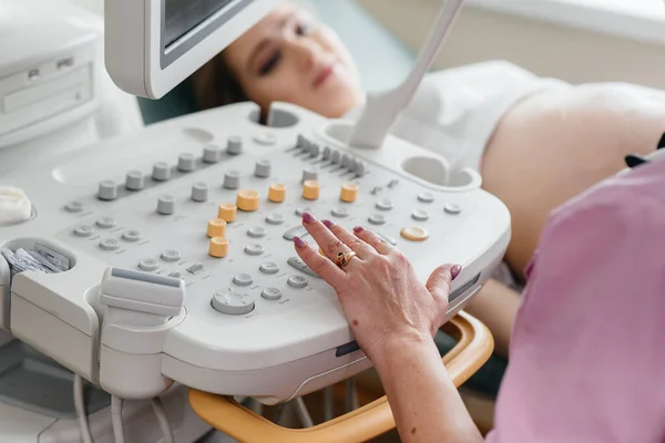 Dispositivo Ultrasonido Primer Plano Durante Examen Médico Una Mujer Embarazada — Foto de Stock