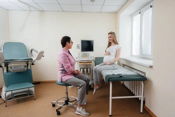 妊娠中の女の子はクリニックで超音波検査を受けた後医師に助言されます 健康診断 — ストック写真