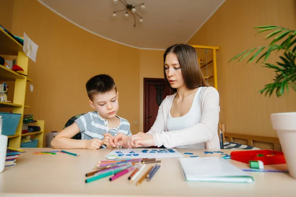 Ung Mamma Gör Läxor Med Sin Son Hemma Föräldrar Och — Stockfoto