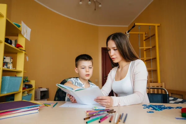 Uma Jovem Mãe Está Fazendo Trabalhos Casa Com Seu Filho — Fotografia de Stock