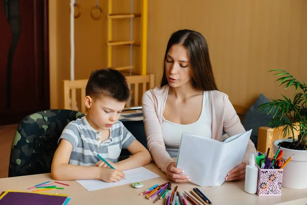 Una Giovane Madre Sta Facendo Compiti Con Suo Figlio Casa — Foto Stock