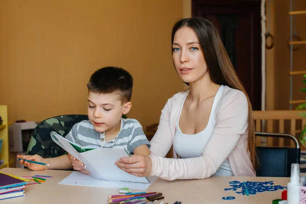 Ung Mamma Gör Läxor Med Sin Son Hemma Föräldrar Och — Stockfoto