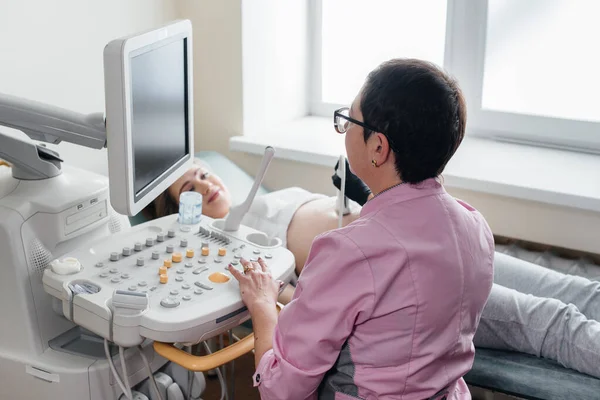 Pregnant Girl Gets Ultrasound Her Abdomen Clinic Medical Examination — Stock Photo, Image