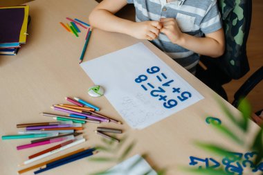 Ödevimi yaptığım masaüstüne yakın çekim. Bir okul çocuğuyla annesi. Çalış