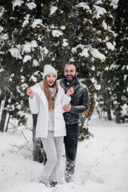 Ormanda karla oynayan çift.