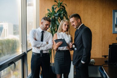 Ofisteki çalışanlar iş meselelerini pencerenin yanında tartışacaklar. İş, Finans