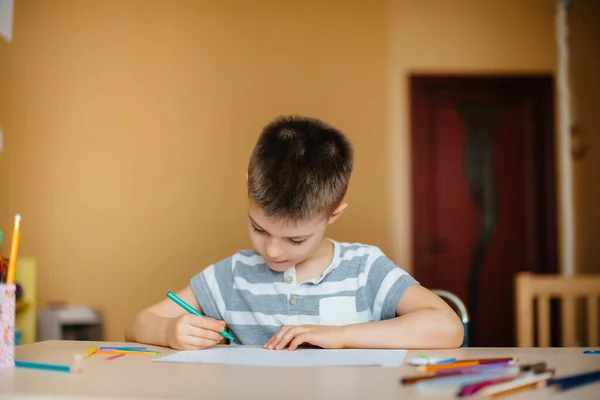 Rapaz Idade Escolar Faz Trabalhos Casa Casa Formação Escola — Fotografia de Stock