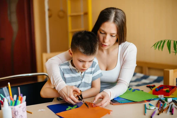 Uma Jovem Mãe Está Fazendo Trabalhos Casa Com Seu Filho — Fotografia de Stock