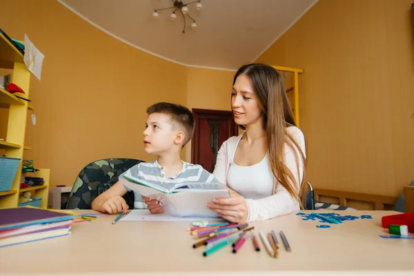 Ung Mamma Gör Läxor Med Sin Son Hemma Föräldrar Och — Stockfoto