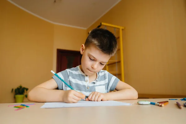 Rapaz Idade Escolar Faz Trabalhos Casa Casa Formação Escola — Fotografia de Stock